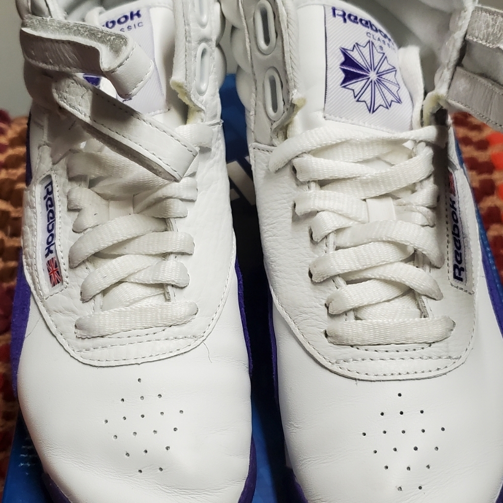 Reebok classic white an purple color. Good condition used.